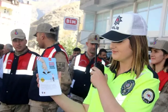 Hakkari'de 'Yaya Güvenliğinin Nöbetçisiyiz' etkinliği Hakkari'de 'Yaya Güvenliğinin Nöbetçisiyiz' etkinliği