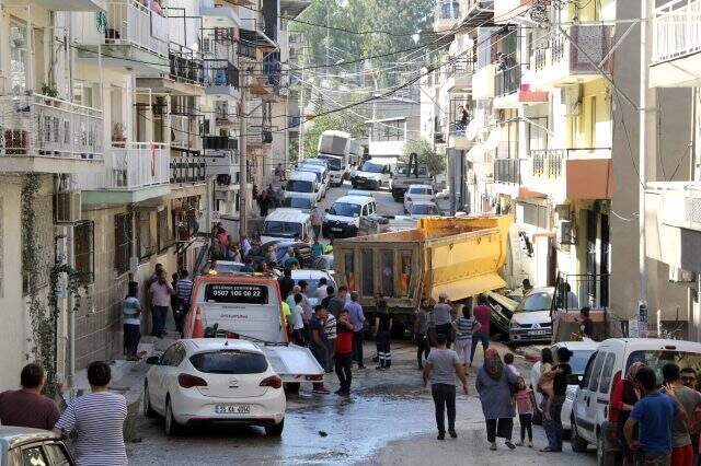 İzmir'de freni boşalan kamyonun, 9 otomobili ezdiği anların kamera görüntüleri ortaya çıktı