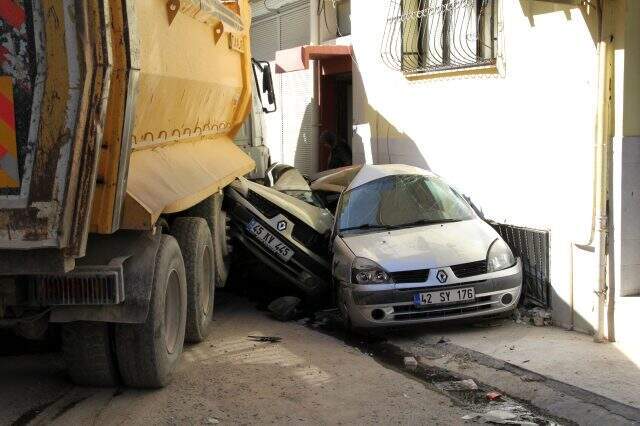 İzmir'de freni boşalan kamyonun, 9 otomobili ezdiği anların kamera görüntüleri ortaya çıktı