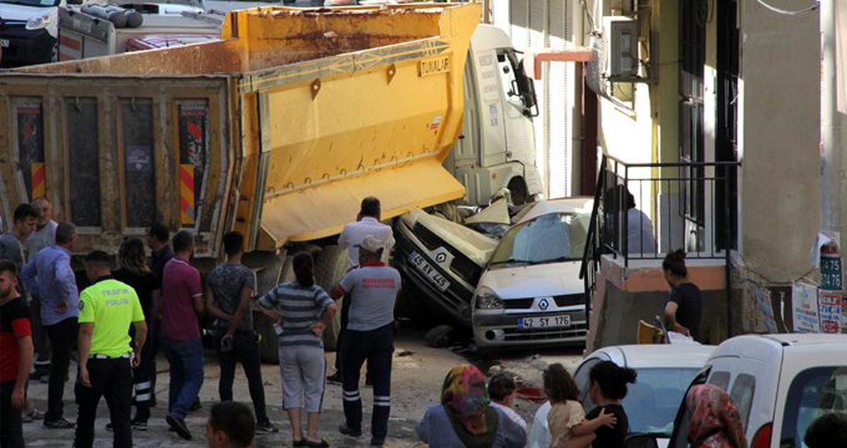 İzmir'de freni boşalan kamyonun, 9 otomobili ezdiği anların kamera görüntüleri ortaya çıktı