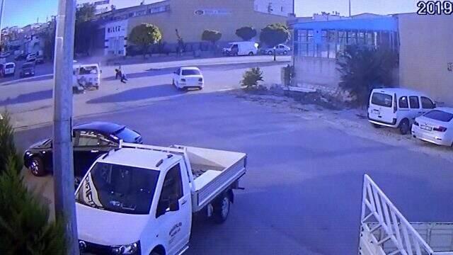 Kamyonetle çarpışan motosikletli 20 metre ileri fırladı, o anlar güvenlik kamerasına yansıdı