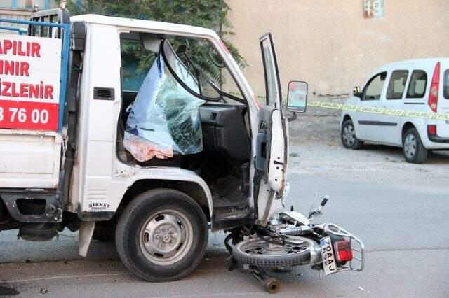 Kamyonetle çarpışan motosikletli 20 metre ileri fırladı, o anlar güvenlik kamerasına yansıdı