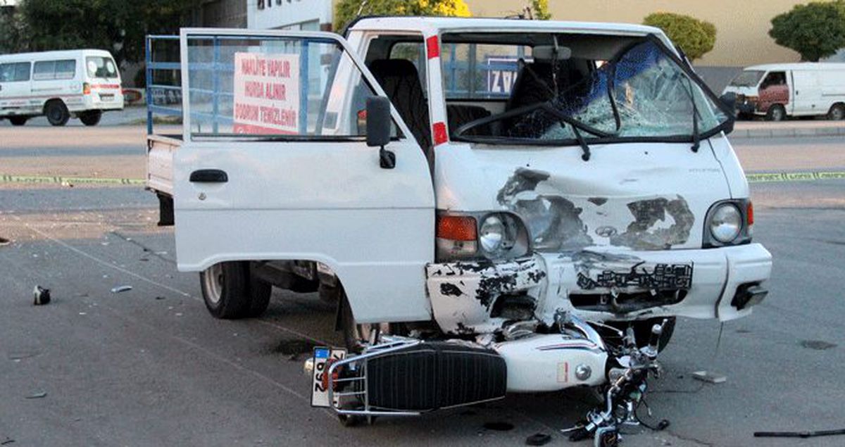 Kamyonetle çarpışan motosikletli 20 metre ileri fırladı, ayakkabıları yola savruldu