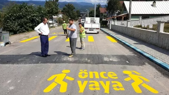 Kaynaşlı'da trafik işaretleri çizildi