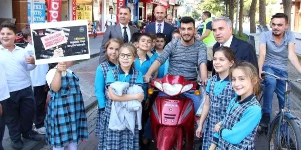Kula'da 'yaya güvenliği nöbeti' Kula'da 'yaya güvenliği nöbeti'