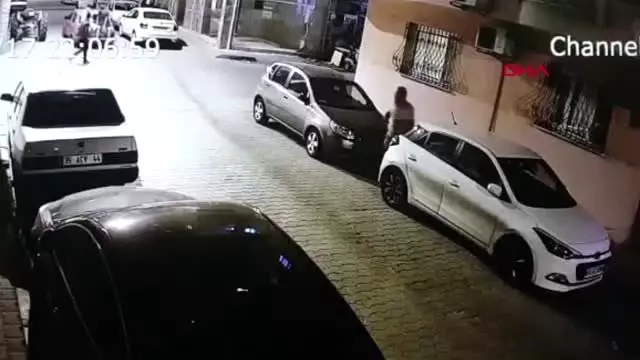 Manisa otomobilin bagaj kapağı üzerinde şaşırtan yolculuk Manisa otomobilin bagaj kapağı üzerinde şaşırtan yolculuk