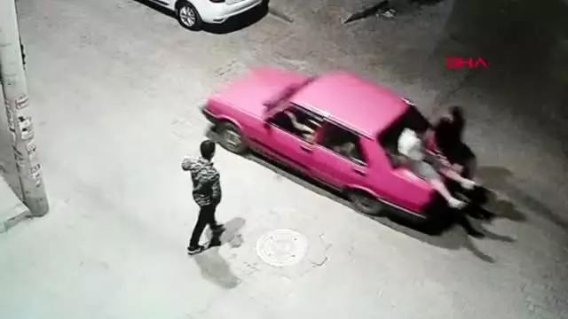 Manisa otomobilin bagaj kapağı üzerinde şaşırtan yolculuk Manisa otomobilin bagaj kapağı üzerinde şaşırtan yolculuk