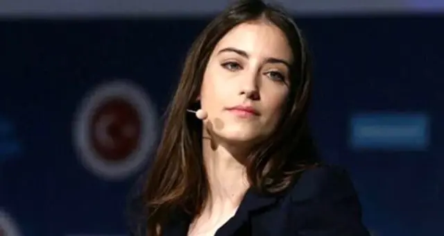 Oyuncu Hazal Kaya'dan mutlu aile tablosu pozu Oyuncu Hazal Kaya'dan mutlu aile tablosu pozu