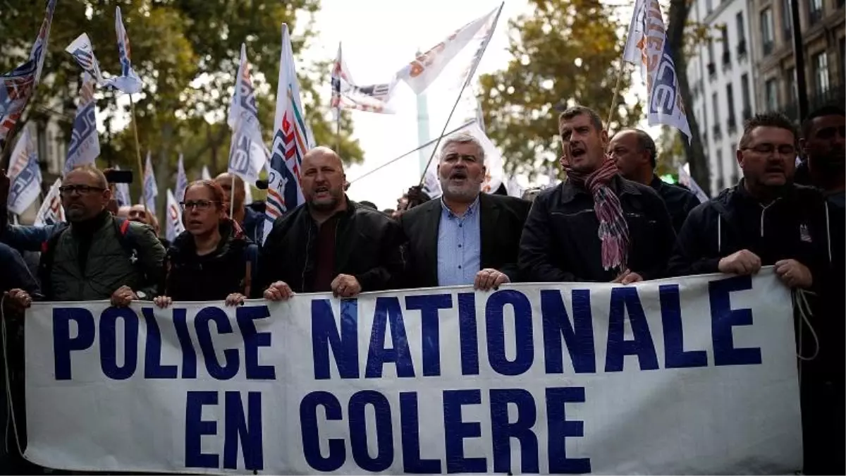 Paris'te eylem için sokağa çıkma sırası polislerde