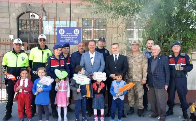 Pasinler'de Yaya Güvenliğinin Nöbetçisiyiz etkinliği düzenlendi Pasinler'de Yaya Güvenliğinin Nöbetçisiyiz etkinliği düzenlendi