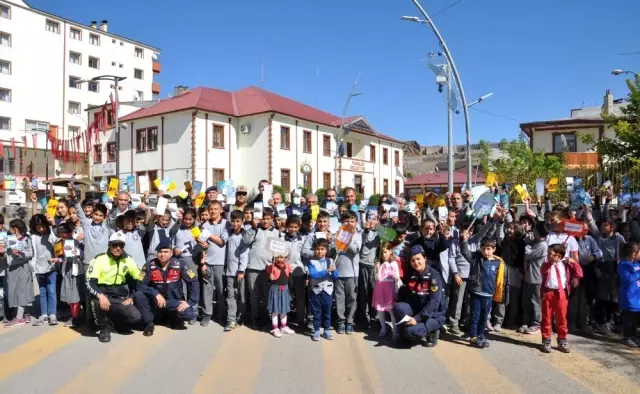 Pasinler'de Yaya Güvenliğinin Nöbetçisiyiz etkinliği düzenlendi Pasinler'de Yaya Güvenliğinin Nöbetçisiyiz etkinliği düzenlendi
