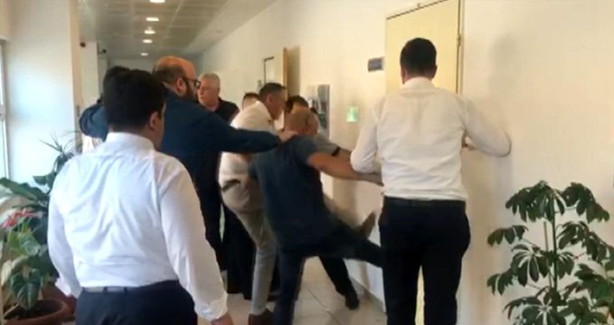 Gemlik Belediye Başkanı, rehin alınan yardımcısını kapıyı kırarak kurtardı