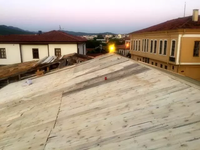 Tarihi Çarşı'da restorasyon çalışmaları devam ediyor Tarihi Çarşı'da restorasyon çalışmaları devam ediyor