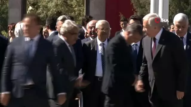 TBMM Başkanı Şentop, Atatürk Anıtı'na çelenk koydu TBMM Başkanı Şentop, Atatürk Anıtı'na çelenk koydu