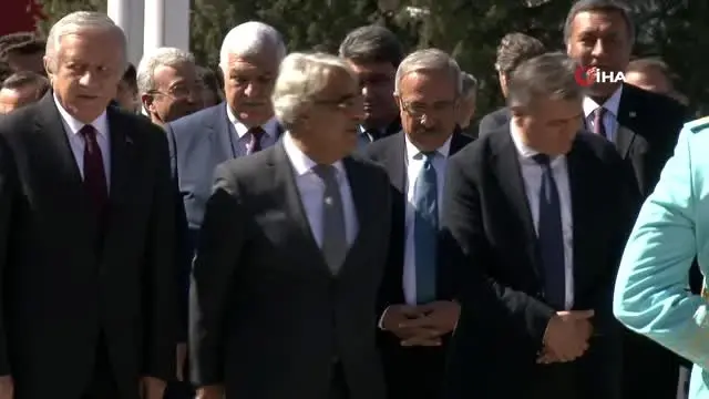 TBMM Başkanı Şentop, Atatürk Anıtı'na çelenk koydu TBMM Başkanı Şentop, Atatürk Anıtı'na çelenk koydu