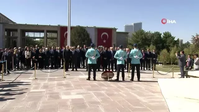 TBMM Başkanı Şentop, Atatürk Anıtı'na çelenk koydu TBMM Başkanı Şentop, Atatürk Anıtı'na çelenk koydu