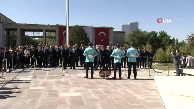 TBMM Başkanı Şentop, Atatürk Anıtı'na çelenk koydu TBMM Başkanı Şentop, Atatürk Anıtı'na çelenk koydu
