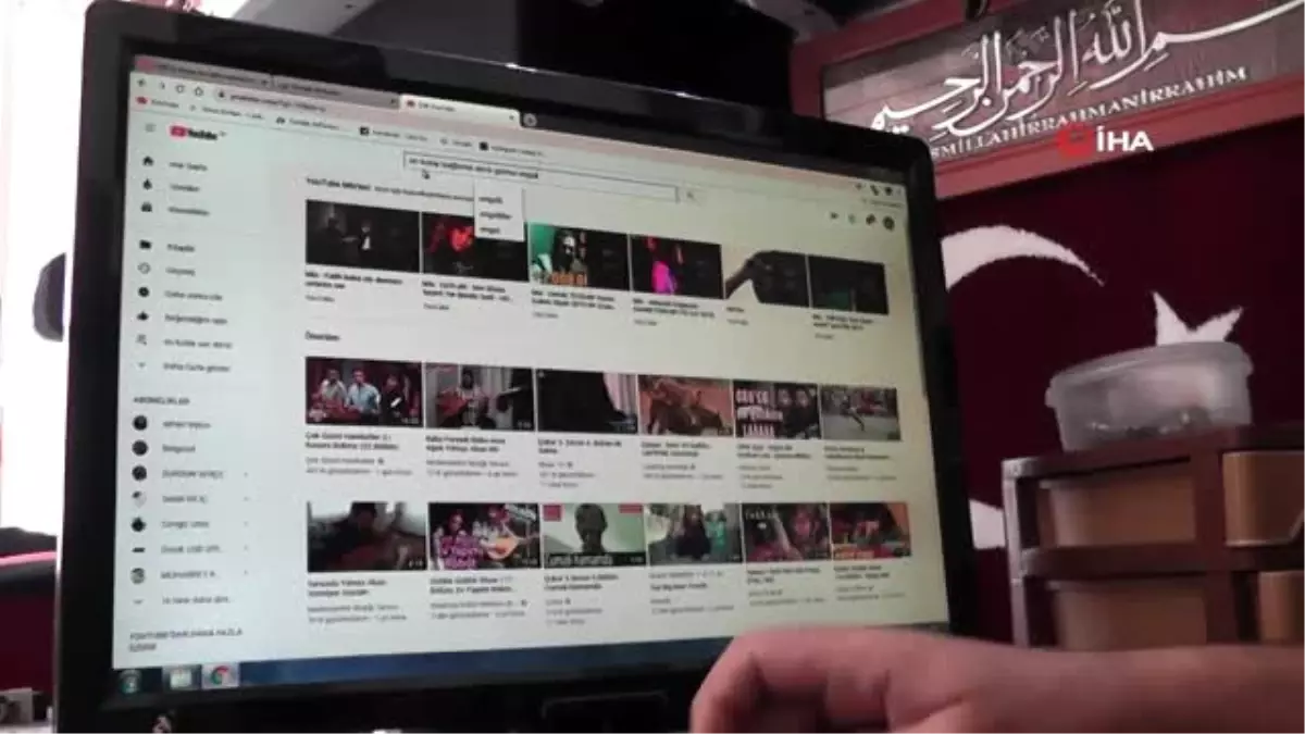 Türkiye'ye saz çalmayı internet üzerinden öğretiyor