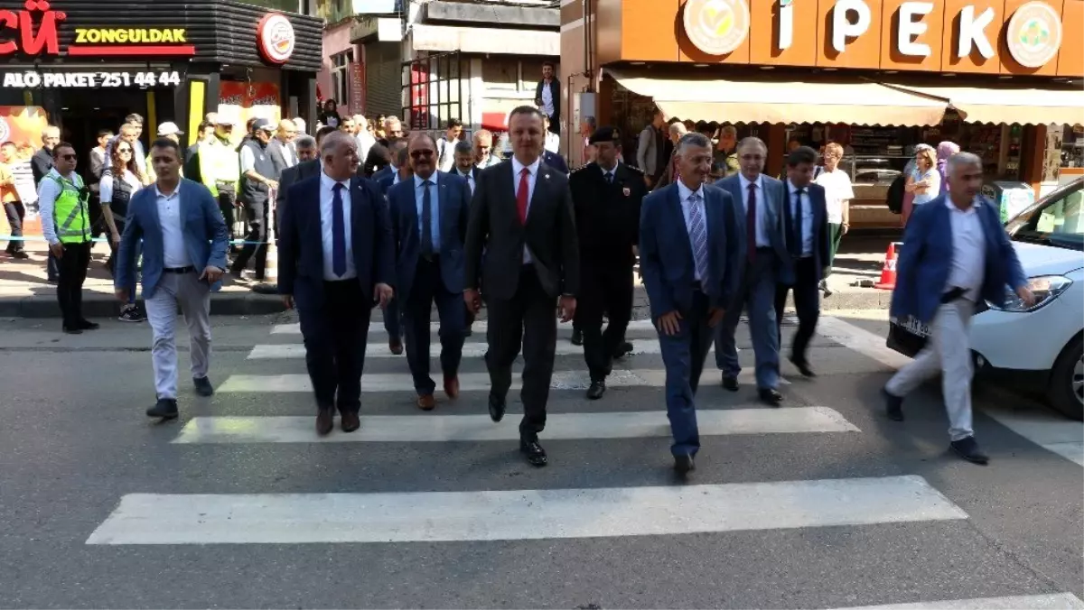 Yaya geçidinde nöbet tuttular