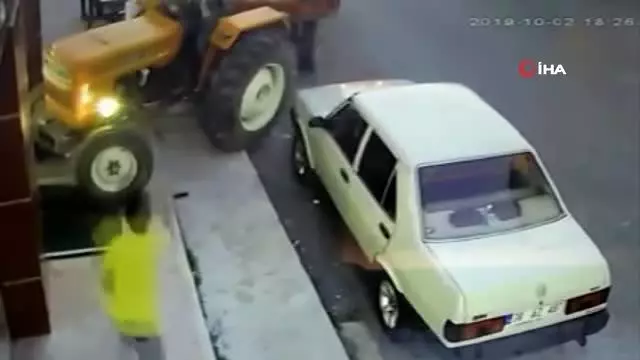 Acemi sürücü traktörle gözlükçüye girdi ile ilgili görsel sonucu