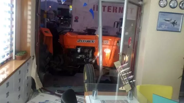 Acemi sürücü traktörle gözlükçüye girdi ile ilgili görsel sonucu