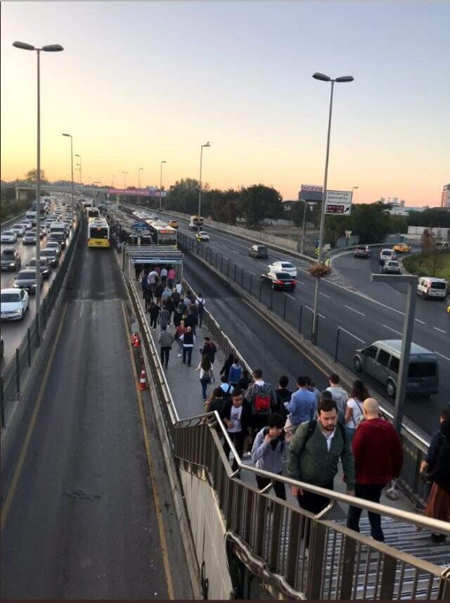 Altunizade metrobüs durağında yaşanan yoğunluğa İBB turnikelerin yerini değiştirerek çözüm buldu