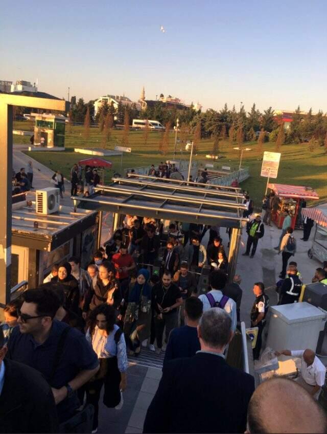 Altunizade metrobüs durağında yaşanan yoğunluğa İBB turnikelerin yerini değiştirerek çözüm buldu