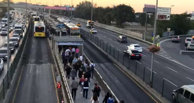 Altunizade metrobüs durağında yaşanan yoğunluğa İBB turnikelerin yerini değiştirerek çözüm buldu
