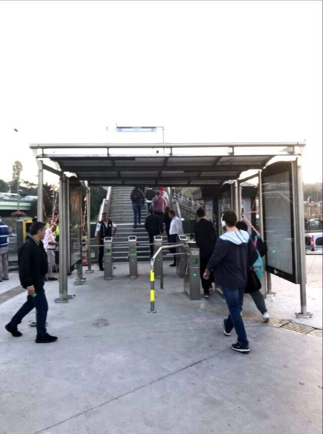 Altunizade metrobüs durağında yaşanan yoğunluğa İBB turnikelerin yerini değiştirerek çözüm buldu