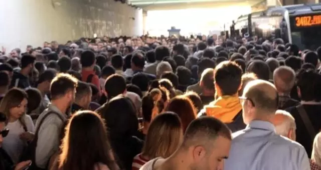 Altunizade'nin ardından Zincirlikuyu Metrobüs durağında yoğunluk yaşandı