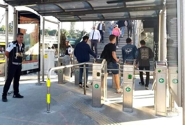 Altunizade'nin ardından Zincirlikuyu Metrobüs durağında yoğunluk yaşandı