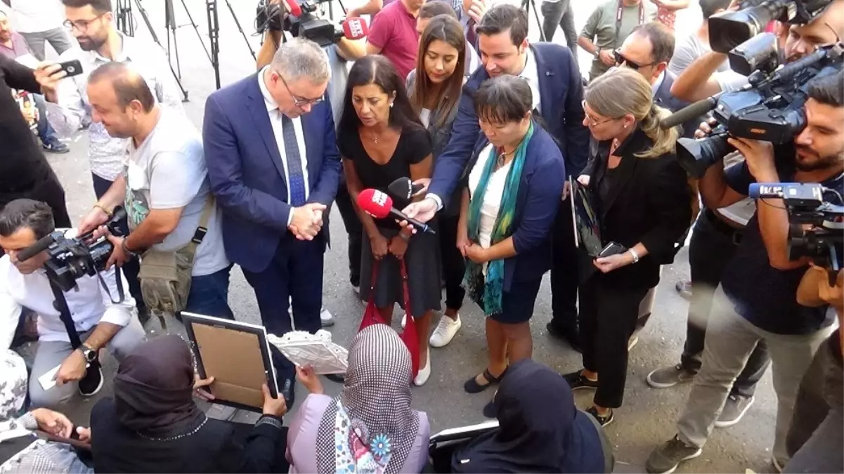 Avrupa Konseyi heyetinden HDP il binası önünde eylem yapan ailelere ziyaret