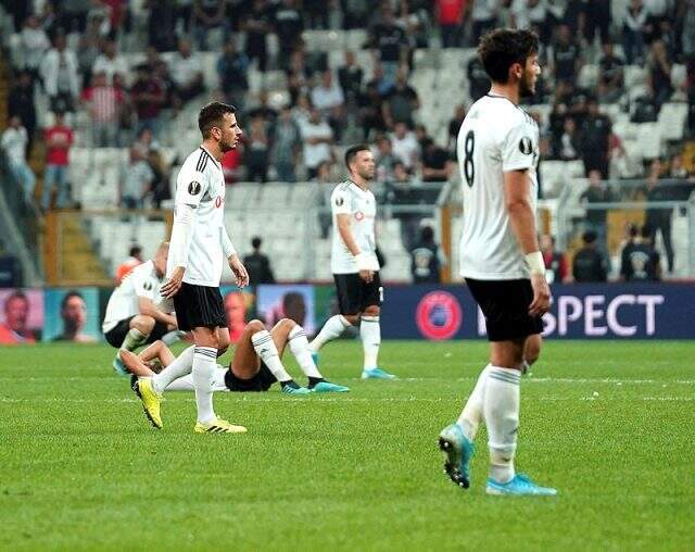 Beşiktaş son dakikada gol yiyince taraftarlar çıldırdı!