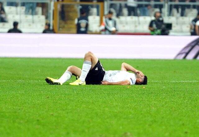 Beşiktaş son dakikada gol yiyince taraftarlar çıldırdı!