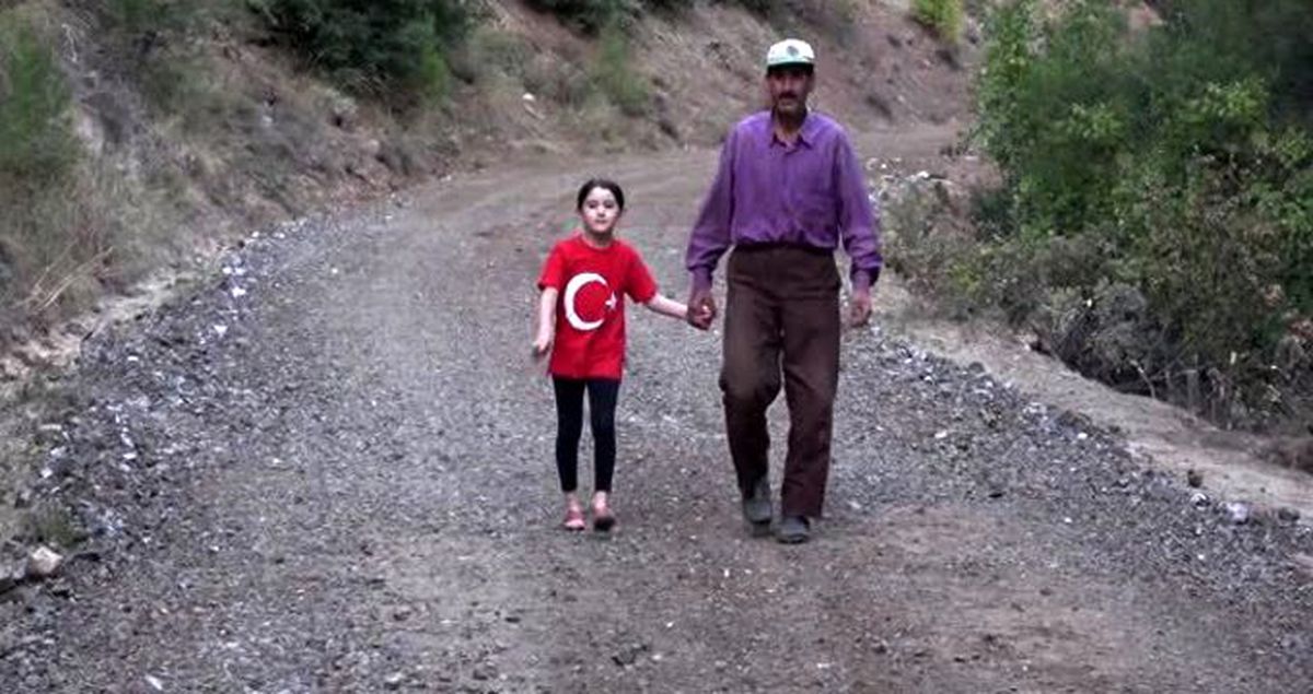 Çiftçi baba, belediyeden 'Yapamayız' cevabını alınca kızının okula gidebilmesi için veresiye yol yaptırdı