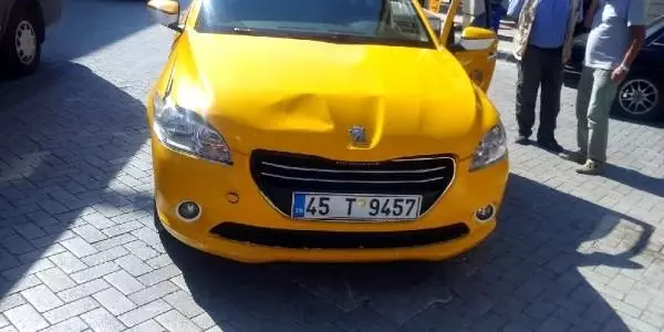 Elektrikli bisiklet ile taksi çarpıştı: 2 çocuk yaralı Elektrikli bisiklet ile taksi çarpıştı: 2 çocuk yaralı