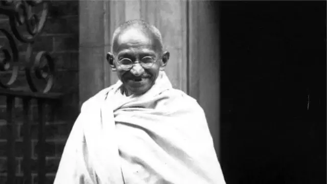 Gandhi'nin küllerini çalıp fotoğrafının üzerine hain yazdılar