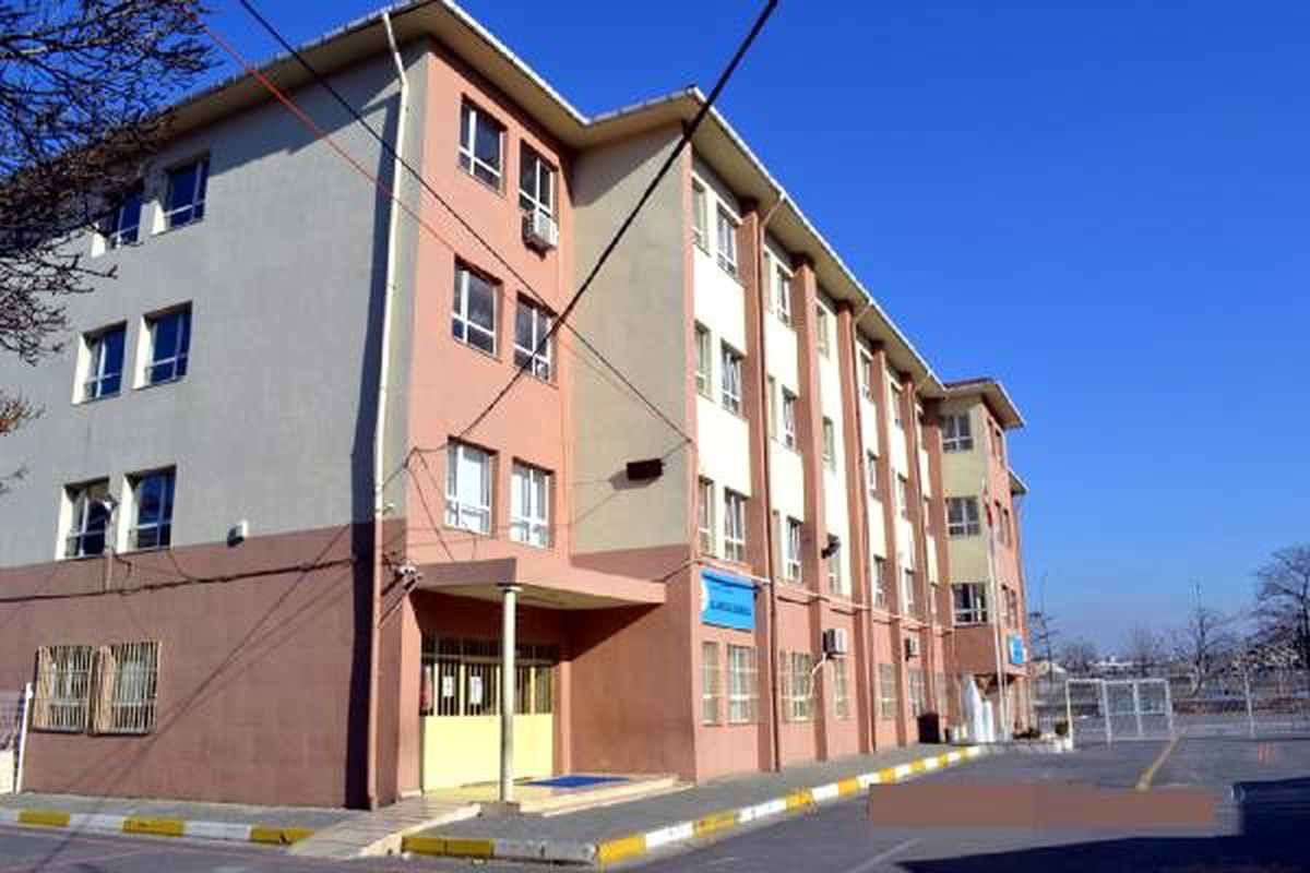 İstanbul Avcılar'da binaları riskli bulunan 2 okul yarın tatil edildi