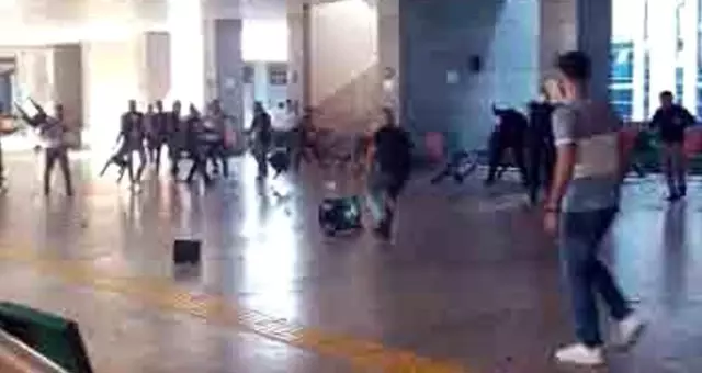 Kartal Anadolu Adliyesi'nde kavga! Sandalyeler havada uçuştu Kartal Anadolu Adliyesi'nde kavga! Sandalyeler havada uçuştu