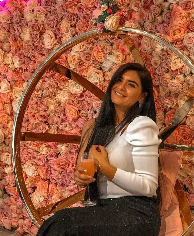 Mini elbiseli pozunu paylaşan Hanife Gürdal'ın photoshopla bacağını incelttiği ortaya çıktı