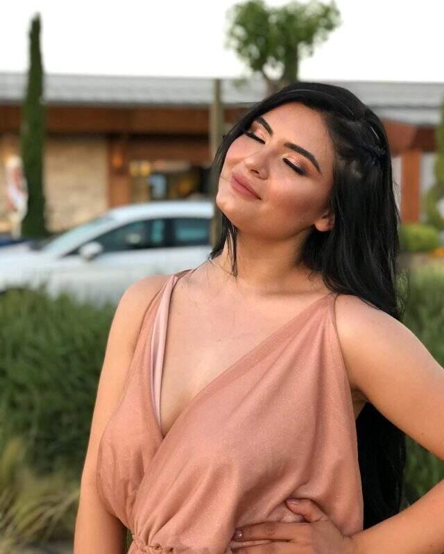 Mini elbiseli pozunu paylaşan Hanife Gürdal'ın photoshopla bacağını incelttiği ortaya çıktı