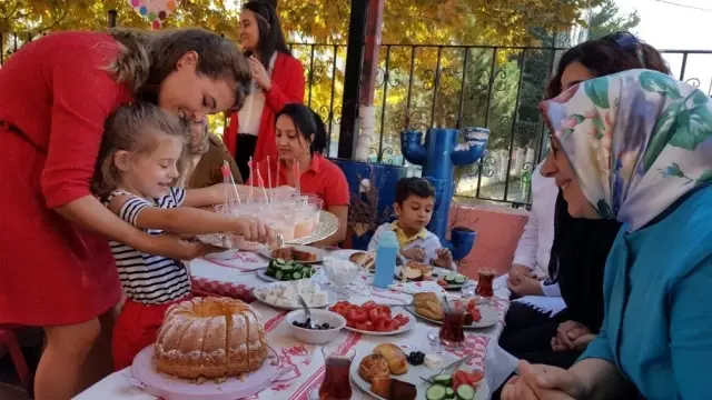 Minik öğrenciler geleneksel sevgi kahvaltısında buluştu Minik öğrenciler geleneksel sevgi kahvaltısında buluştu