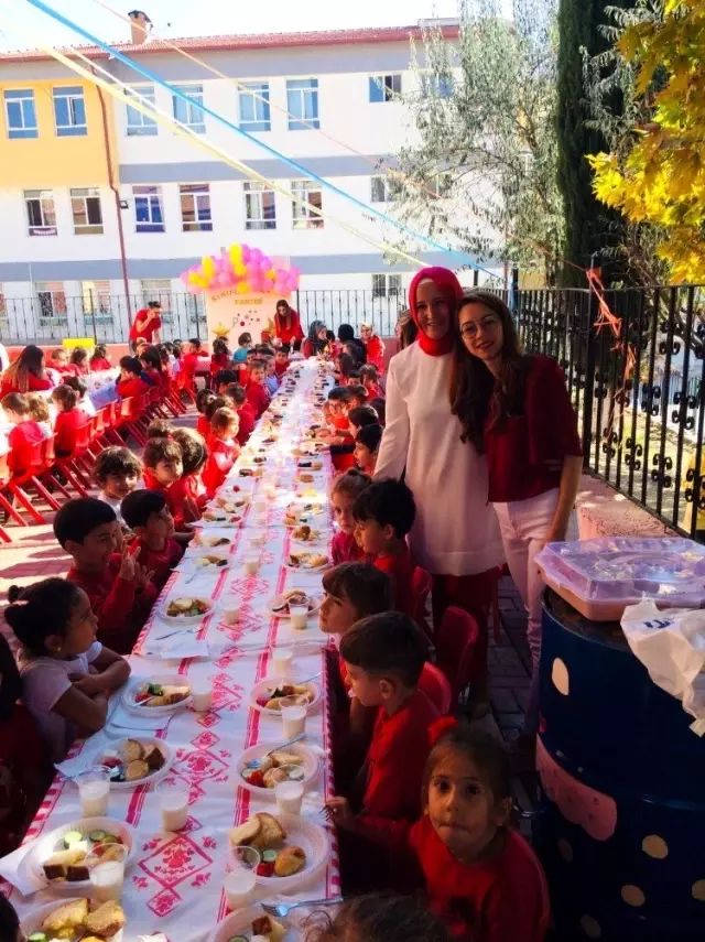 Minik öğrenciler geleneksel sevgi kahvaltısında buluştu Minik öğrenciler geleneksel sevgi kahvaltısında buluştu