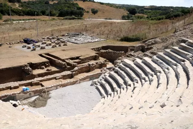Parion'un bin 850 yıllık sahnesinde 'bulmaca' çözüldü Parion'un bin 850 yıllık sahnesinde 'bulmaca' çözüldü