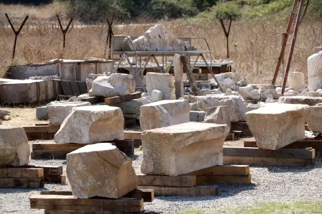 Parion'un bin 850 yıllık sahnesinde 'bulmaca' çözüldü Parion'un bin 850 yıllık sahnesinde 'bulmaca' çözüldü