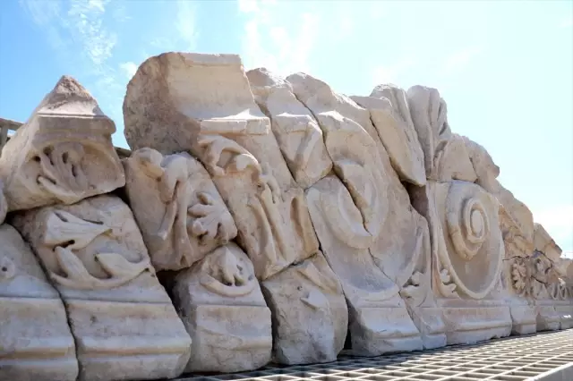 Parion'un bin 850 yıllık sahnesinde 'bulmaca' çözüldü Parion'un bin 850 yıllık sahnesinde 'bulmaca' çözüldü