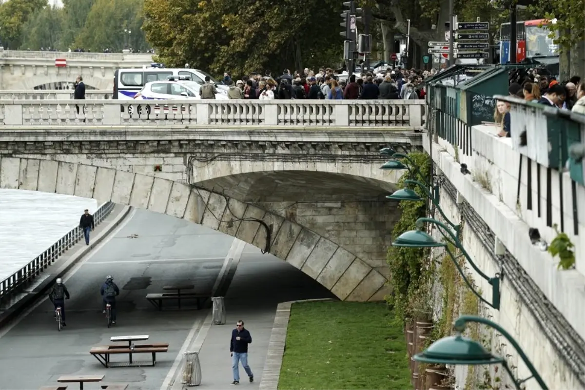 Paris'teki bıçaklı saldırgan polis çıktı: 4 ölü