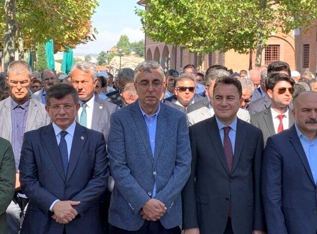 Parti kuracaklarını açıklayan Ali Babacan ve Ahmet Davutoğlu cenazede buluştu