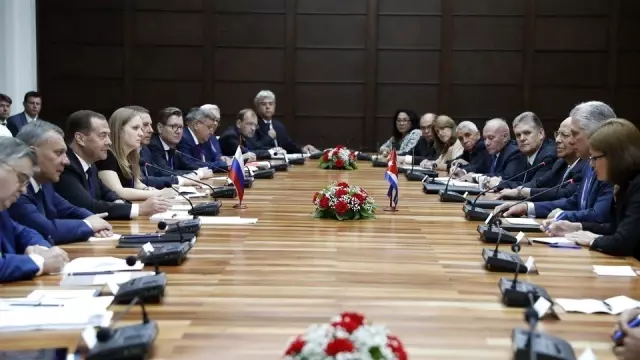 Rusya Başbakanı Medvedev'den Küba ziyareti