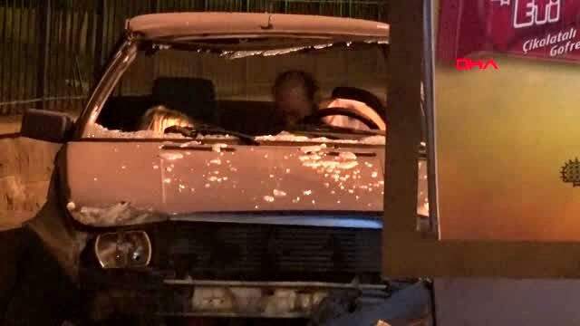 Virajda savrulan otomobil, mermer saksılara çarptı: 2 yaralı